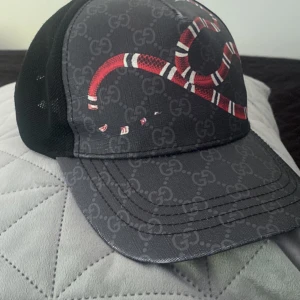 Gucci keps  - Hej säljer min Gucci keps har andvänd den bara 5,6 gånger 
