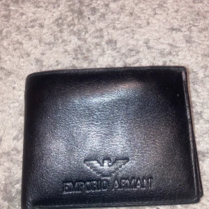 Armani plånbok  - Hej säljer min Armani plånbok äkta självklart