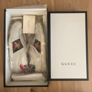 Gucci skor - ÄKTA!!! Säljer mina Gucci skor. I använt skick, men jag mycket kvar att ge och är fortfrande väldigt fina❤️ Nypris 8500kr. Tryck gärna på köp nu så postar jag nästan alltid samma dag!
