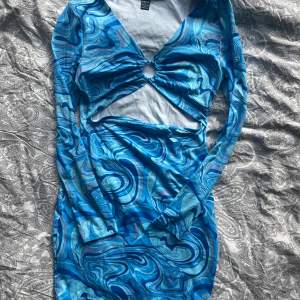 Säljer en blå festklänning från shein i storlek S med öppning i magen, ca 80 cm lång 💓