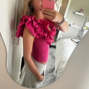 Oanvänd body ifrån zara🎀 - Aldrig använd endast testad (prislapp kvar), för sent att lämna tillbaka därför den säljs. Storlek S Superfin nu i sommar!💖💖 Nypris är 260 kr