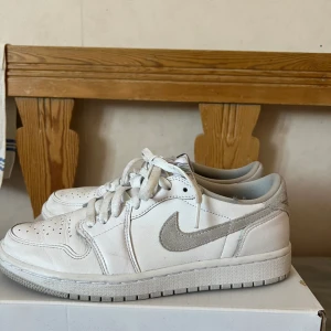 Jordan 1 Low - Ett par Jordan on Low w. Har använts men är i bra skick, har tyvärr inte kvar lådan, storlek 40,5. Har tyvärr inte kvar lådan