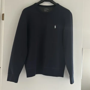 Ralph lauren tröja - Hej! Säljer nu denna riktigt feta och bekväma tröjan från Ralph lauren. Tröjan är i ett toppenkille utan defekter. Storlek Xs men passar S. Hör av er vid frågor! Nypris 1399kr på Careofcarl.