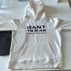 Säljer en vit GANT hoodie jag inte använder eftersom den är för liten. Passar nog S och M. Den har inte några tecken på användning och är i väldigt bra skick. Priset kan diskuteras vid snabb affär.