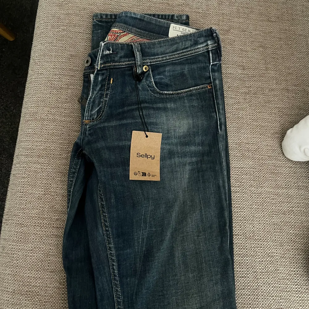 Säljer dessa lågmidjade jeans ifrån Diesel som endast är testade av mig 💓 Köptes för 700kr på Sellpy🩷. Jeans & Byxor.