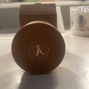 Anastasia  bronzer - Säljer min nästan helt oanvända Anastasia cream bronxer då den var fel färg för mig den är i färgen sin kissed och köppte den för 375kr på Åhléns 💗