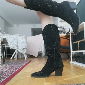 Svarta stövlar - Dessa har används en gång på Taylor Swifts Eras Tour!⭐