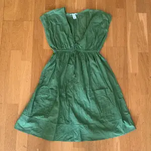 Grön klänning från L.O.G.G. by H&M i storlek 34 🌻
