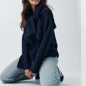 Stickad tröja  - Säljer denna skit snygga mörkblå stickade tröjan, kan även tänka mig att byta med någon som har denna i strl S, jättefint skick 