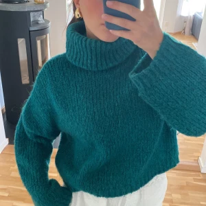 Polotröja  - Stickad polotröja med ballongärmar. Kroppad i modellen. Otrolig färg!