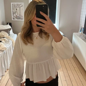 Vit blus - Väldigt söt blus från zara med öppen rygg, storleken är M men blusen är mindre i storleken🌸