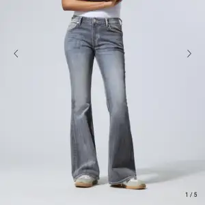Lowwaist jeans från Weekday i storlek W24/L30. Helt nya (endast testade) prislapp finns kvar! Köpta för 590kr, pris kan diskuteras!💕💕
