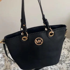 Michael Kors väska  - Säljer denna MK väska då den inte kommer till användning, den är i mellan storlek och i väldigt bra skick, samt praktiskt med många fack☺️ kontakta för mer info💗