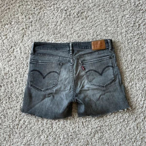 Jeansshorts  - Så snygga levi’s jeansshorts! Köpte de såhär men är nog avklippta från början💕