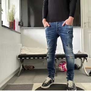 Alessandro Zavetti Jeans - Använd 3-4 gånger. slitningarna ser jävligt bra ut. Säljer dessa då de e för små för mig. Varsågoda o ställ frågor 