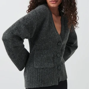 Kofta - Säljer denna mysig kofta från ginatricot i nyskick, köpt för 399kr och säljer för 200kr! Pris kan diskuteras 💞