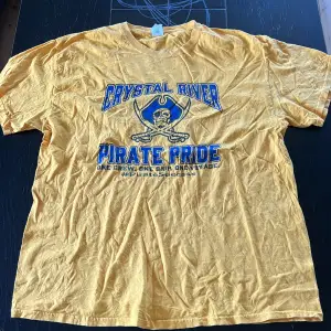 Vintage t shirt i färgen gul, snyggt tryck som inte är slitet, i helhet så är även t shirten i bra skick 