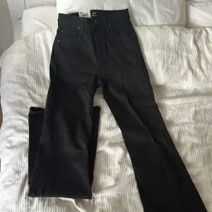 Svarta jeans från Lee i modellen breese (flare). Aldrig använda, lapparna sitter kvar