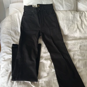Lee jeans - Svarta jeans från Lee i modellen breese (flare). Aldrig använda, lapparna sitter kvar
