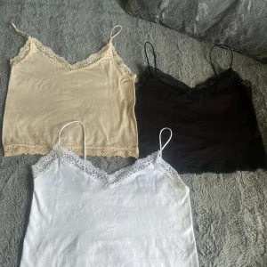 tre toppar/linnen  - Tre toppar/linnen  En beige, svart och vit  Tre för 120 