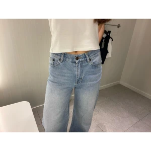 Midrise jeans - Säljer dessa snygga mid rise wide leg jeans från Junkyard! Jeansen köptes i storlek 26 MEN har sydds om till storlek 24. Jeansen är i jätte bra skick, säljs då de inte kommer till användning. Jag är 170 cm lång!