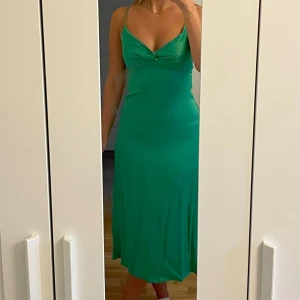 Zara klänning - Grön klänning från zara! Passar XS-S