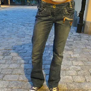 Skitsnygga bootcut jeans, perfekta till sommarkvällar 🩷