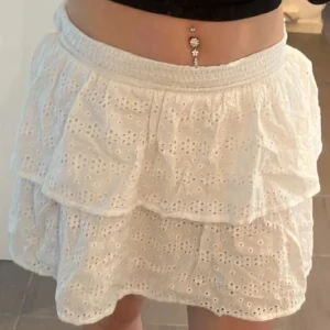 Kjol - Jättefin vit kjol i storlek 158/164 men passar S. Perfekt till sommaren!