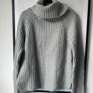 Stickad tröja - Gina Tricot - Grå stickad tröja från Gina tricot. Storlek XS - i fint skick 🌸