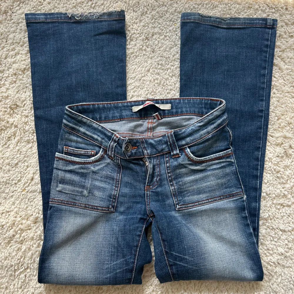 Lågmidjade Bootcut jeans från only, storlek 36, längd 32. innerbenslängd: 77 midjemått: 37 x2 +stretch. köp Sker via köp nu, jag postar inom 24h. Jeans & Byxor.