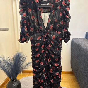 Zara klänning  - Zara sommar blommor klänning  Perfekt skick 
