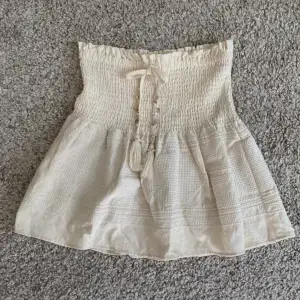 Beige/vit kjol från Zara, jättefint skick. Köptes förra sommaren💕 pris kan diskuteras