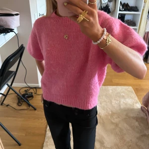 Rosa stickad T-shirt  - Stickad T-shirt från zara 