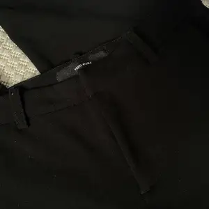 Svarta kostymbyxor från VERO MODA, säljer då jag har två likadana par och ett av de är för små 💕 strl XS längd 32 🌟