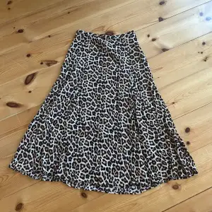 Super fin längre kjol i leopardmönster. 🤍