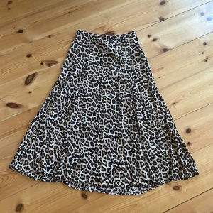 Leopard kjol - Super fin längre kjol i leopardmönster. 🤍