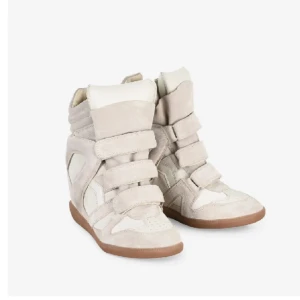 Isabel marant skor  - Är intresserad av att byta mina svarta isabel marant skor storlek 38 till ett par beiga av samma modell i storlek 37/38. Här gärna av dig om du är intresserad ✨💞 kan tänka mig att sälja för minst 2500🎀