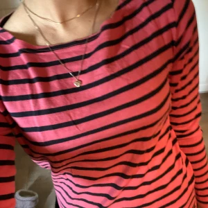långärmad rosa topp - fin och söt rosa topp som tyvärr inte kmr till användning. super najs material och är storlek 36 men passar även på 34 (xs) som jag är💗