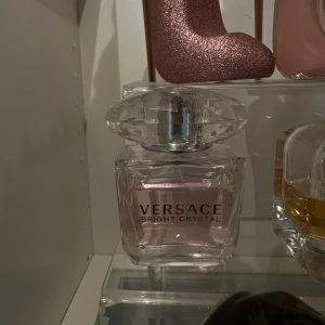 Versace bright crystal 30 ml - Använd några gånger men mycket kvar. Vill bli av med den så pris kan diskuteras, du står för spårbar frakt.