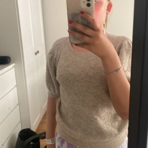 Väldigt skönt material! - Sann till sin storlek. Väldigt fin!