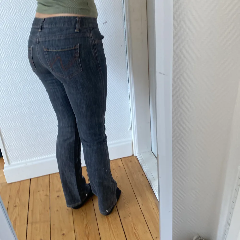 Säljer min mammas lågmidjade jeans fån 2000-talet, de är i väldigt fint skick då de enbart har legat i en kartong i flera år. Säljer för att de tyvärr är lite för små. 💞. Jeans & Byxor.