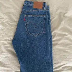 Levis 501 jeans sparsamt använda. Storlek 27, en del stretch i denna modell. 