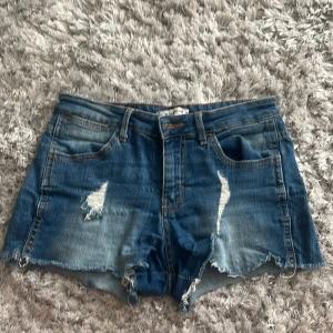 lågmidjade shorts  - lågmidjade shorts från pull & bear jättefin inför sommar och passar till allt  storlek: 34 