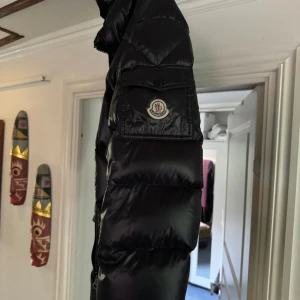 Moncler maya - Moncler maya nayvy blue, Storlek 5. Använt i bra skick. Köpt från Kasper heat. Finns kvitto. Cartoon inne i jackan har gått av! 