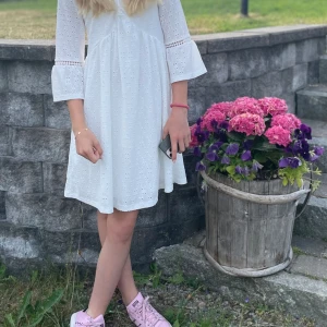 Vit klänning  - Superfin vit klännning ifrån vero Moda till skolavslutningen midsommar eller student typ