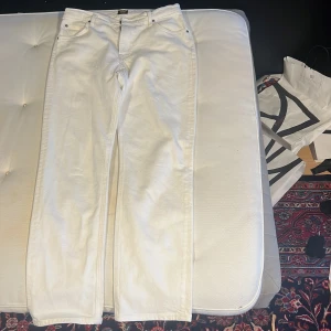 Vita lee byxor relaxed fit - Skitsköna Vita lee byxor som jag säljer pga att de e för stora för mig. Feta till sommarn och priset går att diskutera(OBS jag möts bara upp)