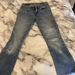Hej! Jag säljer ett par jätte snygga levis jeans. De är bootcut jeans och de är lågmidjade. Det finns ingen lapp kvar i byxorna men jag skulle säga att det är storlek S. De är super fina men de är tyvärr för korta. Kontakta mig om du vill ha bild på💕