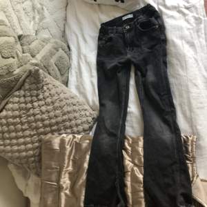Ett par svarta bootcut jeans från zara❤️ Hade gärna velat ha kvar dem men tyvärr passar dem inte längre dem är för små❤️ det är därför jag säljer så någon annan kan få dessa fina jeans❤️❤️