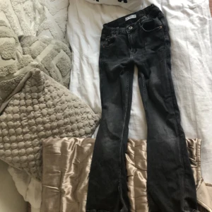 svarta jeans från zara❤️  - Ett par svarta bootcut jeans från zara❤️ Hade gärna velat ha kvar dem men tyvärr passar dem inte längre dem är för små❤️ det är därför jag säljer så någon annan kan få dessa fina jeans❤️❤️