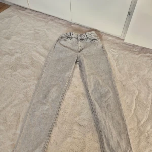 Grå jeans  - Så fina jeans från h&m i bra skick🙌